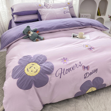 Маленькая чистая хлопковая кровать с четырьмя цельными хлопчатобумажными одеялами