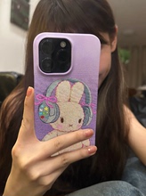 Мобильный телефон iPhone с гарнитурой кролик кукла