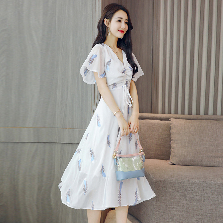 2018夏季新款韩版女装修身显瘦雪纺连衣裙时尚v领绣花系带裙子