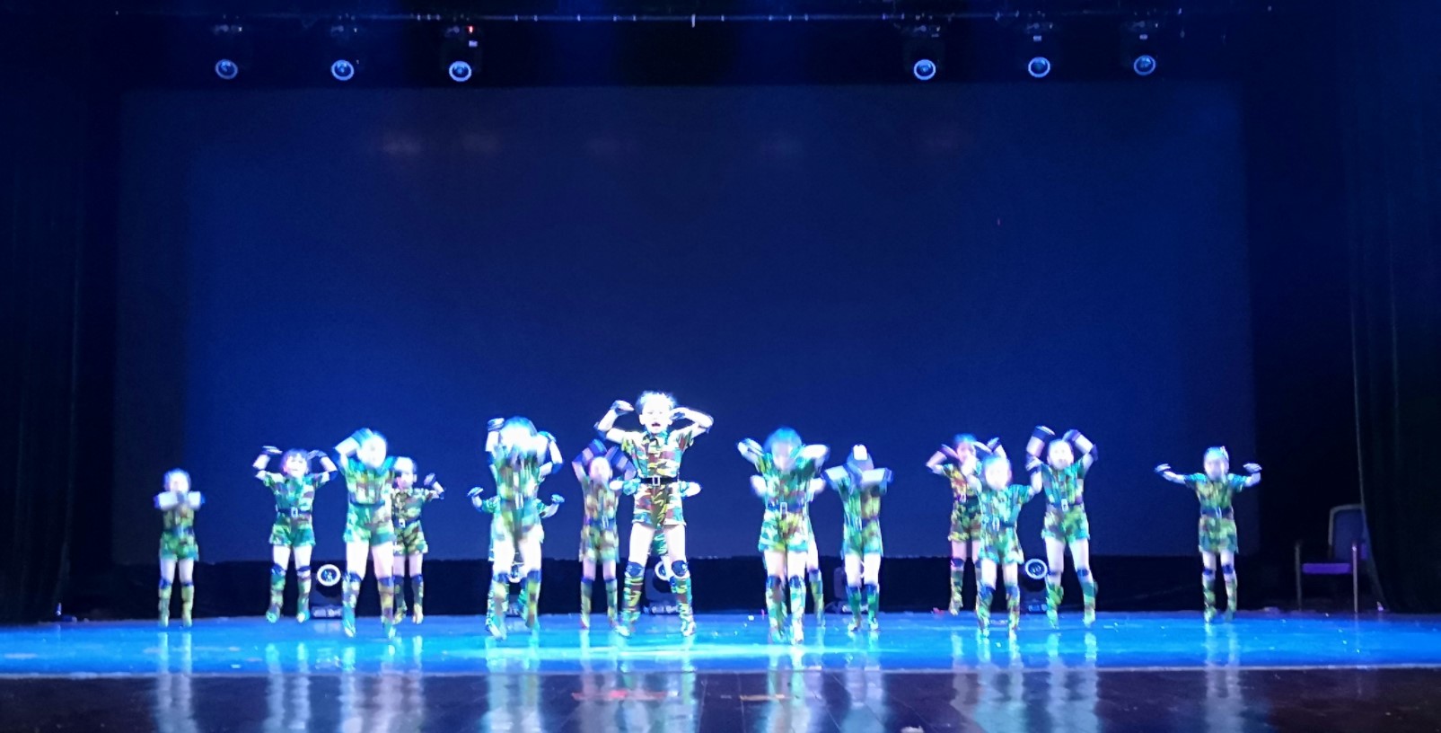 幼儿小小兵儿童军装演出服迷彩酷娃兵娃少儿舞蹈表演服装小兵风采