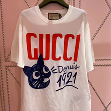 Купить оригинальную женскую футболку Gucci / Gucci с белым воротничком с принтом для кошек