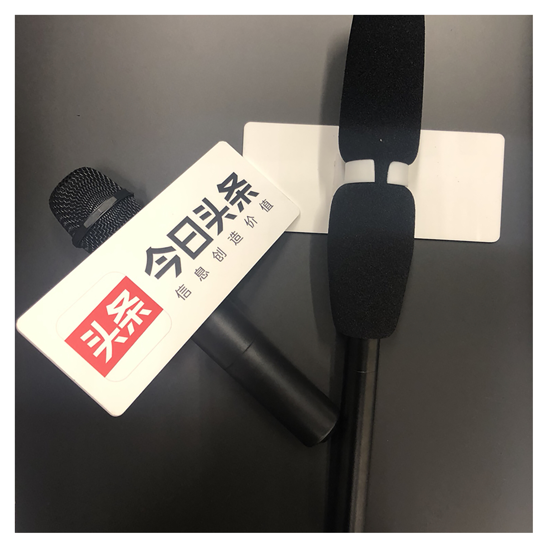麦标定制 新闻娱乐话筒亚克力台标 logo牌台标无线话筒广告牌