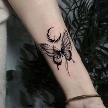Луна черная бабочка колючая синяя трава татуировка