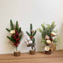 Рождественская елка в деревянном офисе